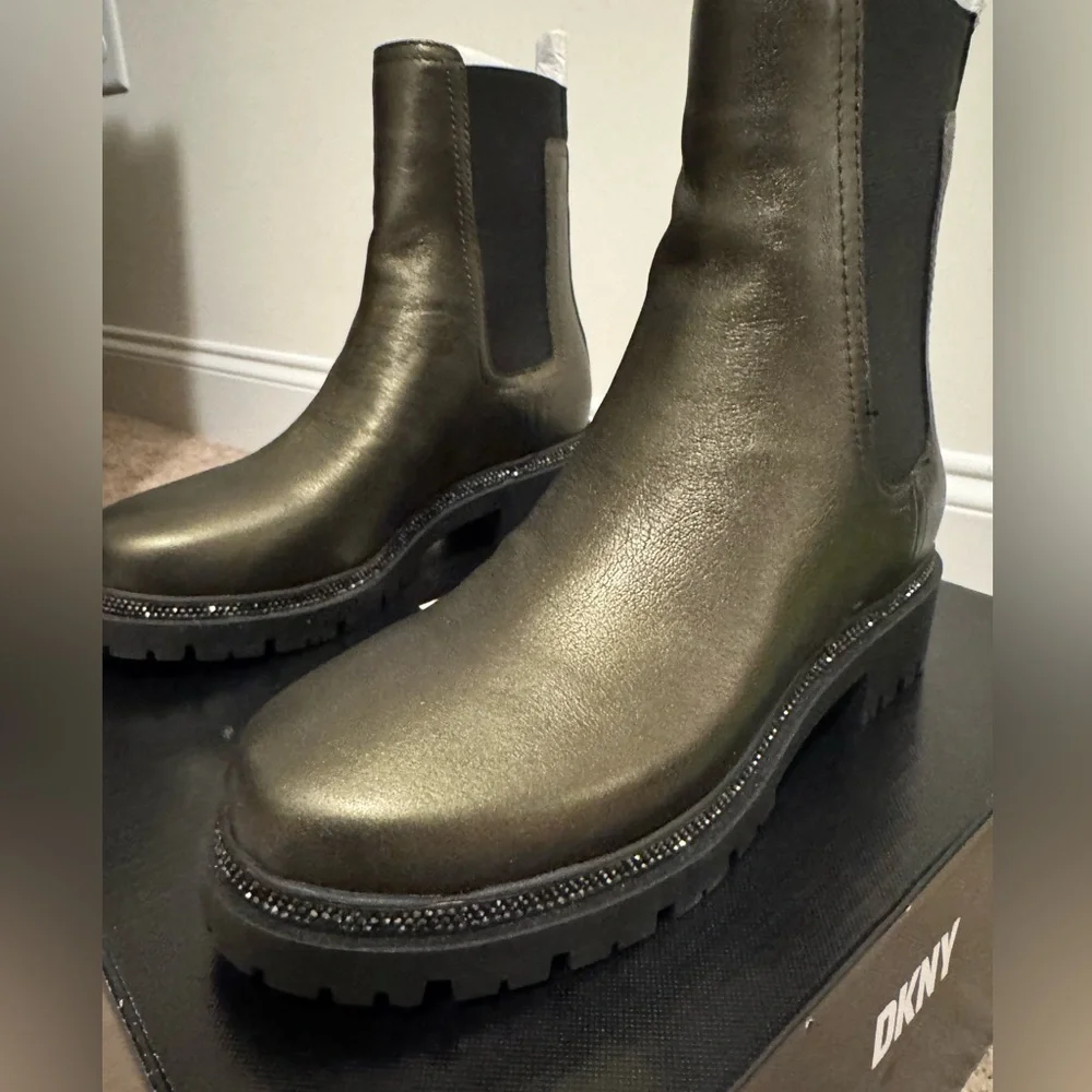 NIB- DKNY Chelsea boot